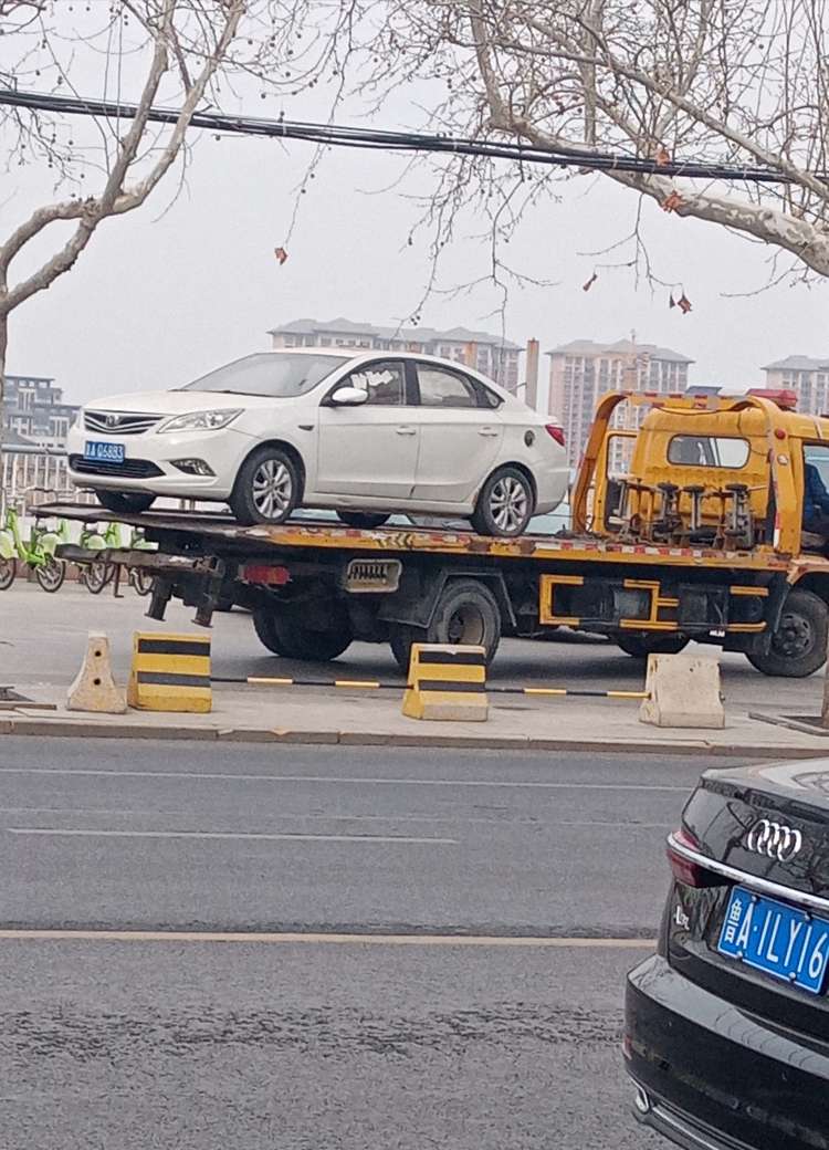 交警整顿乱停车辆动真格的啦！